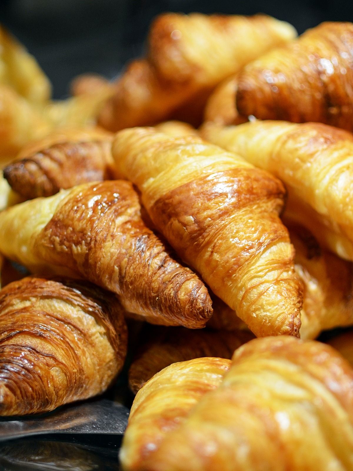 Cornetti e brioche freschi esposti al bancone