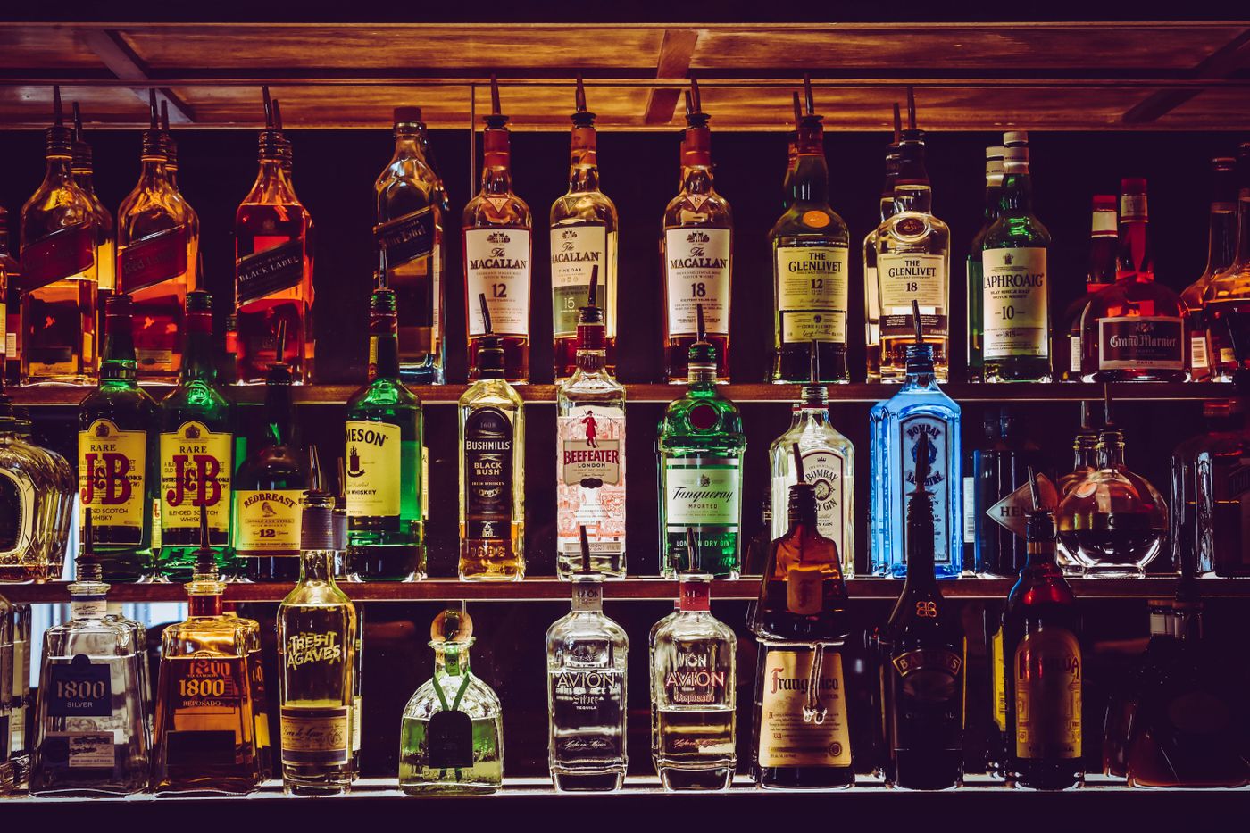 Aperitivo serale con cocktail e stuzzichini al CAFFÈ SESTANTE